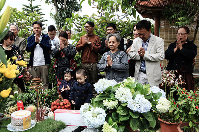 Đốt thẻ ATM, iPhone… cho tổ tiên dịp Tết thanh minh